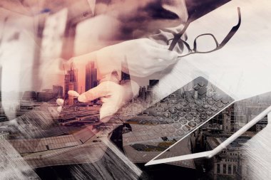 akıllı telefon, telefon kullanarak iş adamı el çift pozlama ödemek