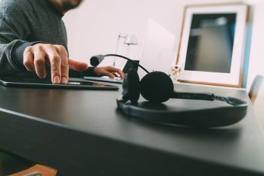 VoIP mezartaşı ile dijital tablet bilgisayar kavramı c kullanan adam