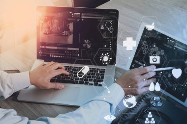 dizüstü bilgisayar ve dijital tablet bilgisayar ve steth ile çalışan doktor