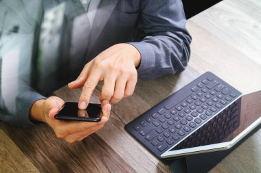 akıllı telefon, mobil ödeme o kullanarak iş adamı el Üstten Görünüm
