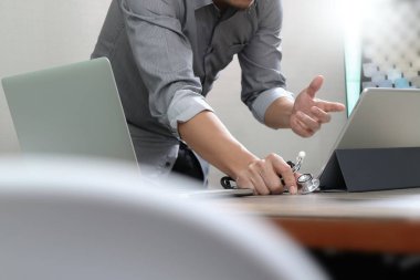 Akıllı tıp doktoru el akıllı telefon, dijital tablo ile çalışma