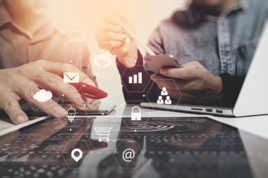 Co takım toplantısı kavramı, akıllı telefon kullanarak iş adamı bir