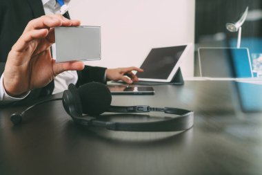 Dijital tablet ve l ile VoIP mezartaşı ve gösteri ID etiket kullanan adam