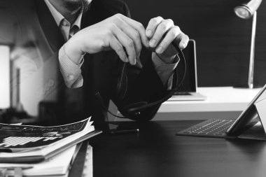 VoIP mezartaşı ile dijital tablet bilgisayar kavramı c kullanan adam