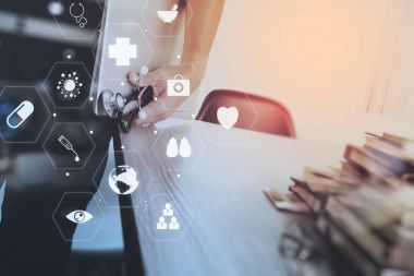 holding modern dijital tablet ve dizüstü bilgisayar wo yakınındaki doktor