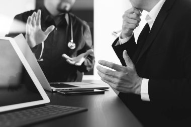 Tıbbi co çalışma kavramı, akıllı telefon ve d ile çalışan doktor