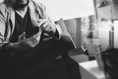 hipster el kullanarak akıllı telefon, dijital tablet yerleştirme klavye, c