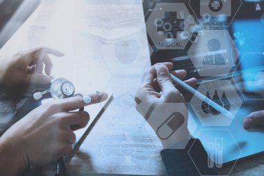 Tıp doktoru el akıllı telefon, dijital tablet comp ile çalışma