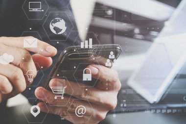 akıllı telefon ve laptop çalışma iş adamı el yakın çekim