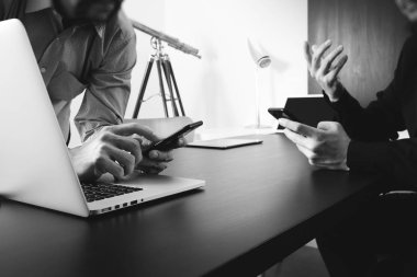 Co takım toplantısı kavramı, akıllı telefon kullanarak iş adamı bir