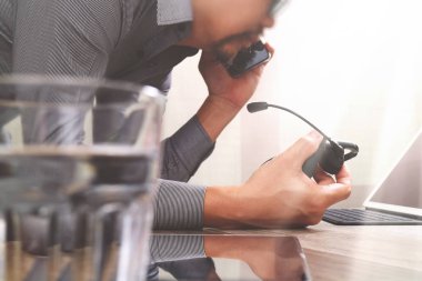 VoIP mezartaşı ile dijital tablet bilgisayar yerleştirme zeki kullanan adam