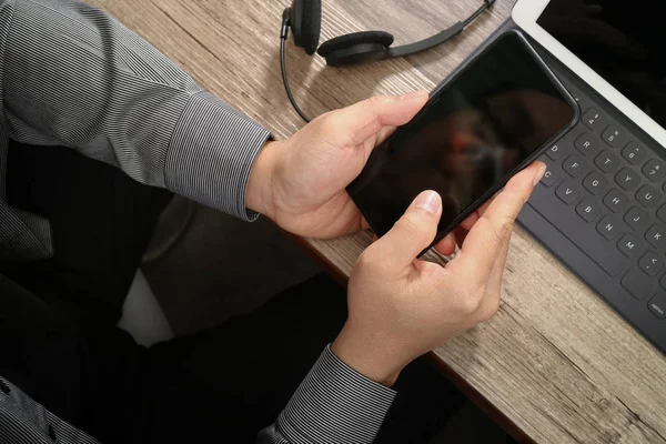 Vista superior de la mano del hombre usando auriculares VOIP con la tableta digital comp — Foto de Stock