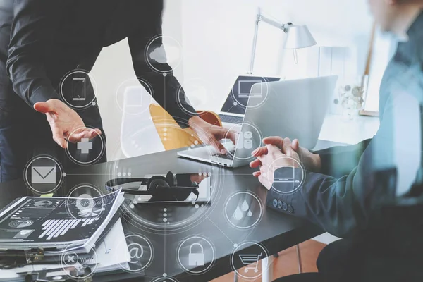 Reunión de trabajo conjunto, dos hombres de negocios con auriculares VOIP con latop —  Fotos de Stock