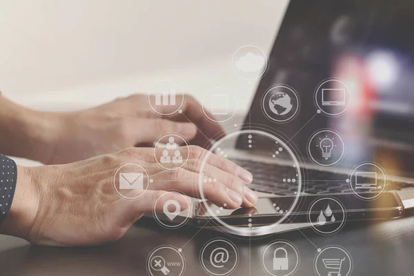 Närbild av affärsmannen hand arbetar med smartphone och laptop — Stockfoto