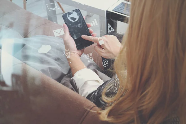 Femme brune utilisant un téléphone intelligent et une tablette numérique sur — Photo