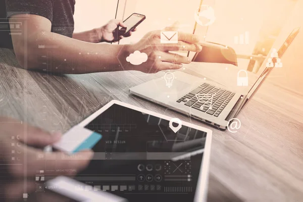 Concepto de reunión de equipo de trabajo co, hombre de negocios utilizando un teléfono inteligente — Foto de Stock