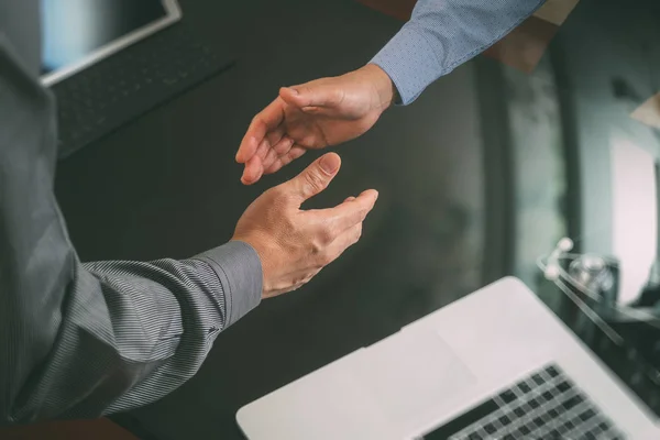 Medical and healthcare concept,Doctor and patient shaking hands — Stock Photo, Image