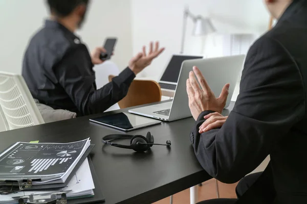 Co Danışma toplantısı, iki işadamı latop ile VoIP kulaklık kullanarak — Stok fotoğraf