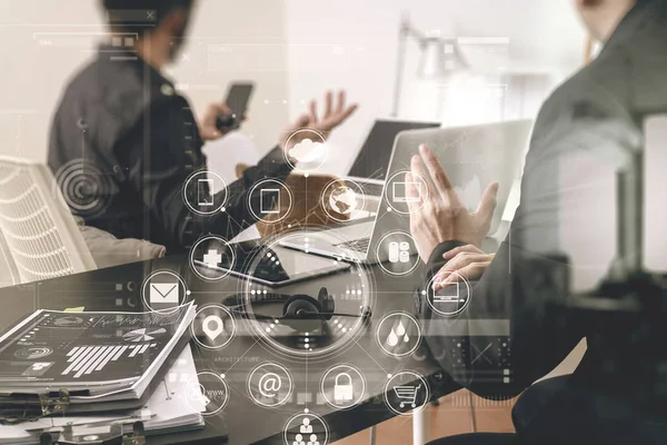 Co reunião de trabalho, dois empresários usando fone de ouvido VOIP com latop — Fotografia de Stock