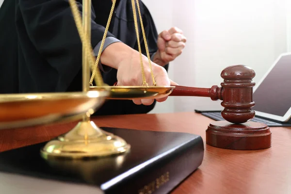 Justitie en wetgeving concept. Mannelijke rechter in een rechtszaal met de hamer — Stockfoto