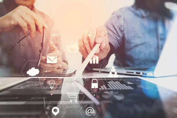 Concepto de reunión de equipo de trabajo co, hombre de negocios utilizando un teléfono inteligente — Foto de Stock