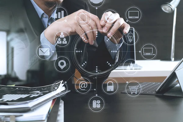 Hombre usando auriculares VOIP con tableta digital como concepto c — Foto de Stock