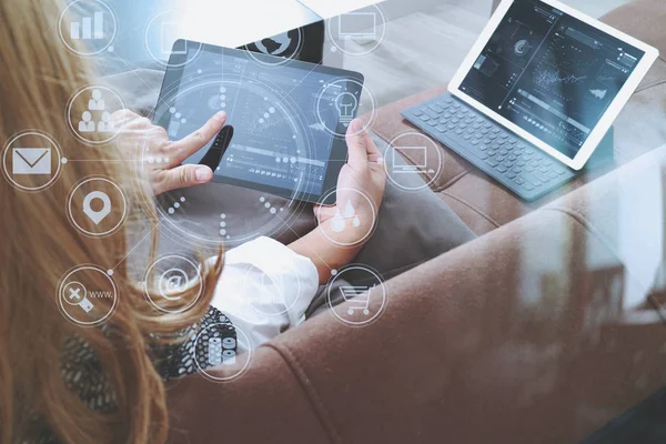 Brünette frau mit digitalem talet und laptop computer auf sofa i — Stockfoto