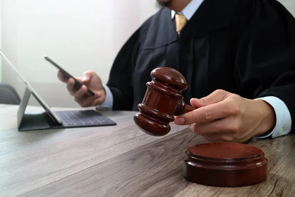 Justicia y el concepto de la ley.Juez masculino en una sala de audiencias con el martillo — Foto de Stock