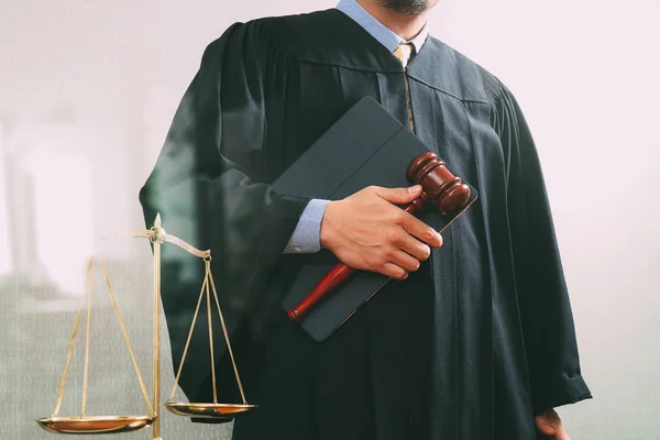 Justiz und Rechtsbegriff. Männlicher Richter im Gerichtssaal mit dem Hammer — Stockfoto
