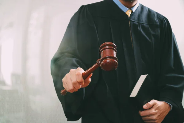 Justice and law concept.Male judge in a courtroom with the gavel — Stock Photo, Image