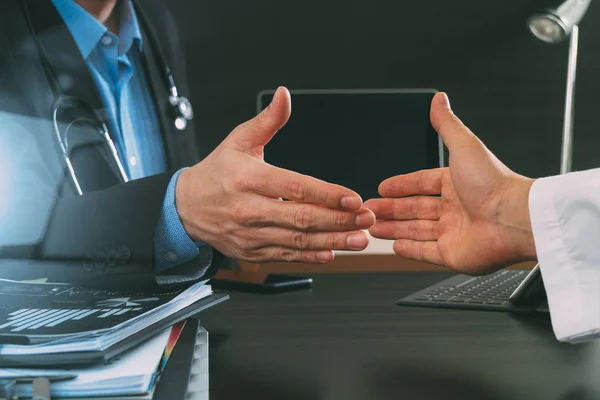 Medical and health care concept,Doctor and patient shaking hands — Stock Photo, Image