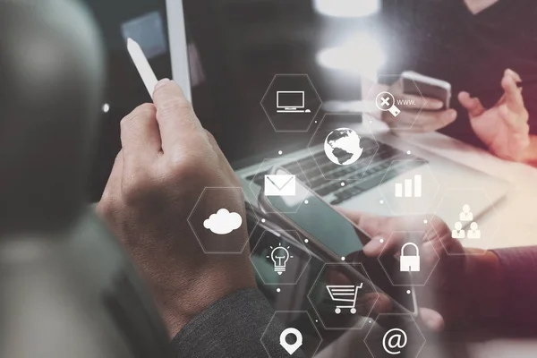 Concepto de reunión de equipo de trabajo co, hombre de negocios utilizando un teléfono inteligente — Foto de Stock