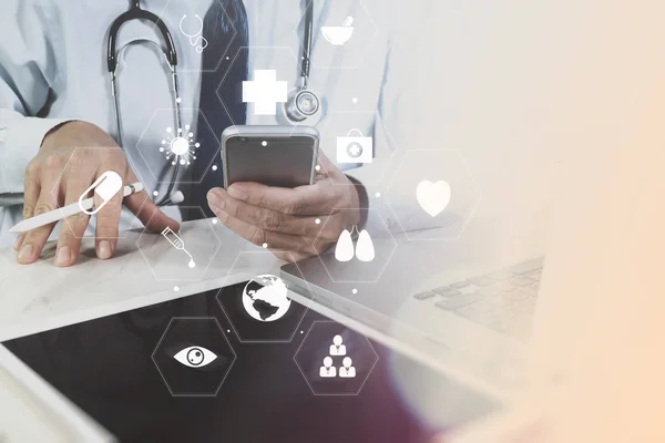 Concepto de tecnología médica. Doctor trabajando con el teléfono inteligente y — Foto de Stock