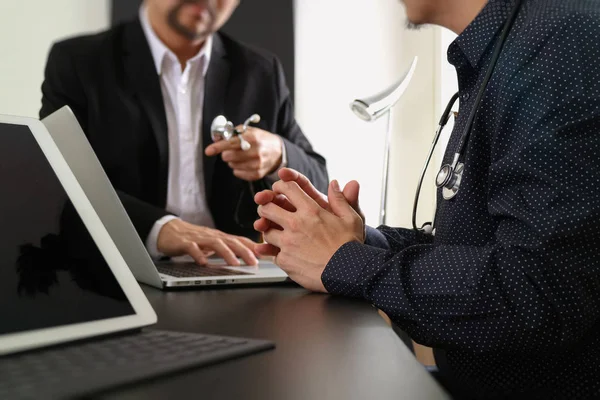 Concepto médico y sanitario, reunión del médico con su equipo en — Foto de Stock