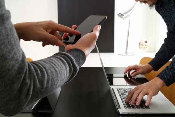 Co concept de réunion de l'équipe de travail, homme d'affaires en utilisant un téléphone intelligent — Photo