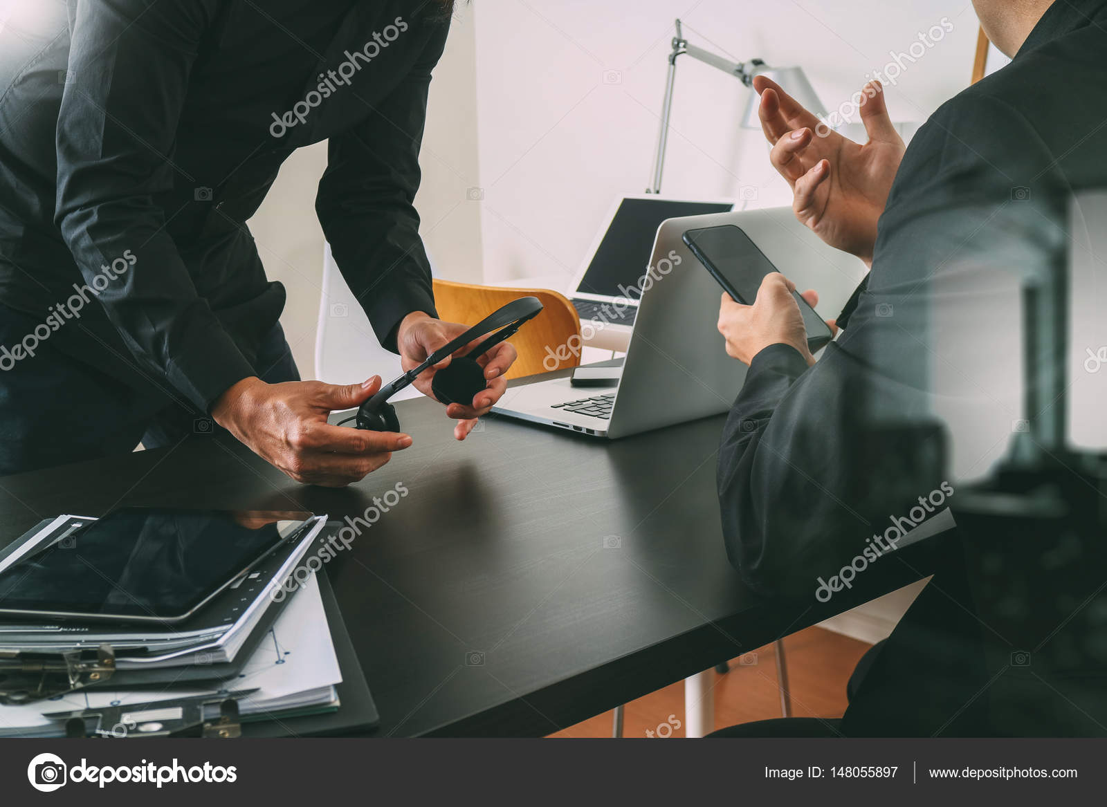 reunião de trabalho do co dois empresário usando voip fone de