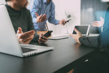 Co takım toplantısı kavramı, akıllı telefon kullanarak iş adamı bir