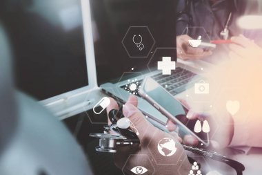 Tıbbi co çalışma kavramı, akıllı telefon ve d ile çalışan doktor