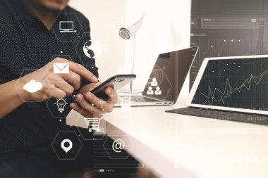 akıllı telefon ve dijital tablet ve lapt çalışma iş adamı