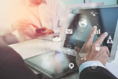 Co takım toplantısı kavramı, akıllı telefon kullanarak iş adamı bir