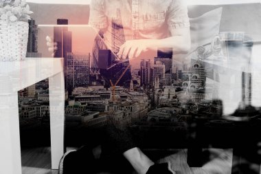 hipster el dijital kullanarak çift pozlama tablet yerleştirme anahtar