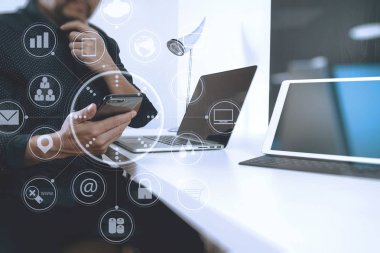 akıllı telefon ve dijital tablet ve lapt çalışma iş adamı