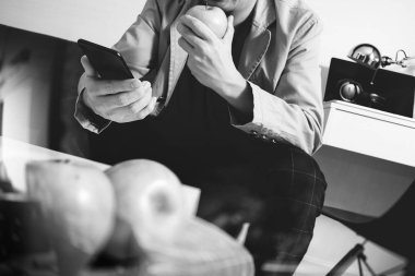 Mobil ödeme online busine için akıllı telefon kullanılarak hipster el