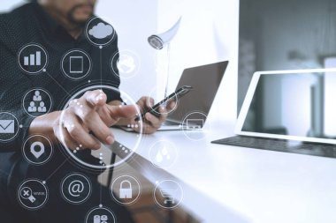 akıllı telefon ve dijital tablet ve lapt çalışma iş adamı