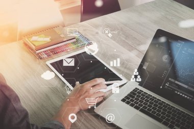dizüstü bilgisayar ve dijital tablet çalışma işadamı ve 