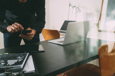 işadamı veya Tasarımcısı latop ve dijital ile akıllı telefon kullanarak