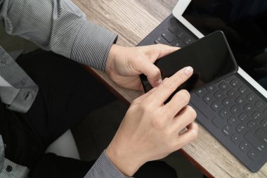 akıllı telefon, mobil ödeme o kullanarak iş adamı el Üstten Görünüm