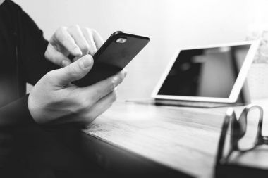 akıllı telefon, mobil ödeme online shoppi kullanarak iş adamı ele