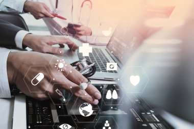 Tıbbi co çalışma kavramı, akıllı telefon ve d ile çalışan doktor