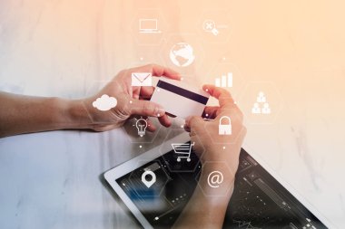 akıllı telefon ve dijital tablet bilgisayar çalışma iş adamı